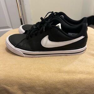 Nike kids Black and White Low-Top Sneakers